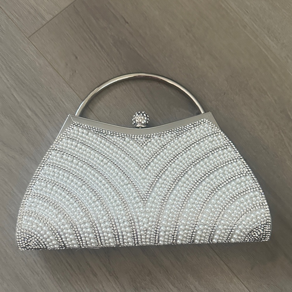 NWOT Elegant Silver Beaded Clutch With Bag Chain